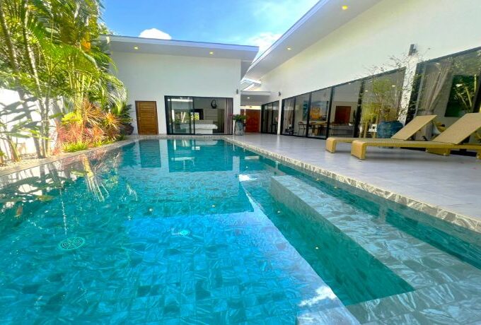 Villa récente de 4 chambres à Maenam Koh Samui à vendre